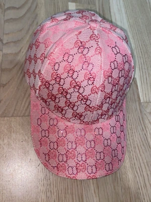 Rosa Keps - Rosa keps som är helt oanvänd.