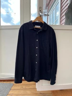 ZARA Marinblå Overshirt Herr - Stilren marinblå overshirt från ZARA!  Kontakta mig vid frågor!