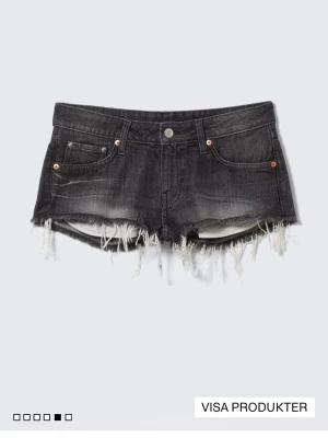 Svarta jeansshorts med fransar - Säljer ett par svarta jeansshorts. De är helt nya och oanvända, säljer för jag inte han returnerar de 😁❤️storlek 25