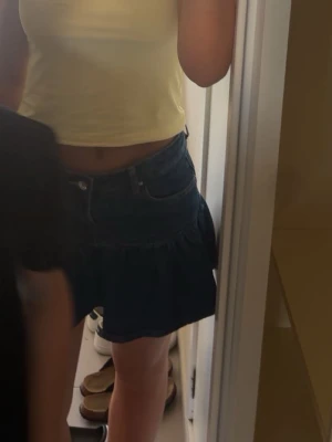 Mörkblå volangkjol i denim - Säljer en mörkblå kortkjol i denim med volangdetalj nedtill. Använd ett fåtal gånger, från Gina. Nypris: 400❤️