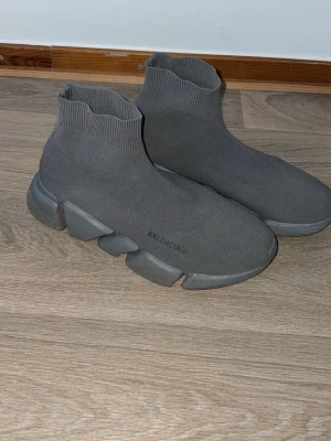 Balenclaga skor - Säljer ett par helt nya och oanvända balenclaga skor. 
