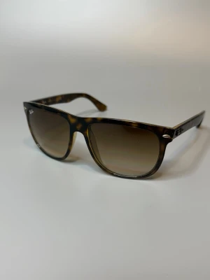 Rayban Boyfreind Solglasögon  - ‼️VI TAR EJ BYTEN‼️ Ray-Ban Boyfreind 41747  | Skick: 9/10 | Storlek 55/15 | ingår fodral vid köp! | Fraktar inom 24H efter köp på köparens bekostnad 📦💨 | Hör av dig vid minsta fråga eller fundering 