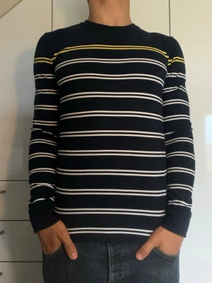 Randig tröja  - Randig tröja från Superdry tillverkad i 100% bomull. Strl S. Inga defekter. Modellen är 178 cm och väger 77 kg. Hör gärna av dig vid frågor!