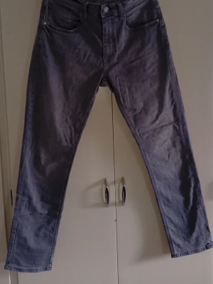 Blend Jeans - Säljer ett par grå Blend-jeans i mycket bra skick. Stilren design som passar perfekt till både vardag och streetwear. Bekväm passform och lätta att matcha med sneakers och hoodie. Säljs eftersom de inte används.