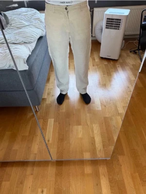 Linnebyxor - Säljer ett par beiga linnebyxor med rak passform och diskreta sidfickor. Byxorna har en enkel och stilren look, perfekta för en avslappnad och trendig stil. Materialet är luftigt linne som känns svalt och skönt. Strlk 33/34. Köpta för 599kr på Kappahl o aldrig använda, skriv för frågor/pris!😀