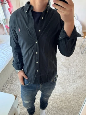 Ralph Lauren skjorta slim fit  - Ralph Lauren skjorta | skick 9/10 | Storlek M | Pris - 499kr | Modellen är ca 180cm lång | Hör av dig vid minsta fråga eller fundering!!