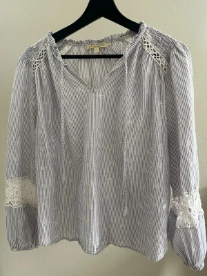 Randig Sommarblus - Superfin och luftig blus som är perfekt till sommaren! Står att den är size L men sitter som S, möjligen XS och M!
