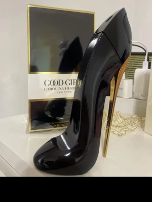 Good Girl parfym från Carolina Herrera - Good Girl parfym från Carolina Herrera i en unik flaska formad som en högklackad sko. Flaskan är svart med gulddetaljer och rymmer 80 ml. Snygg och lyxig design som sticker ut på parfymhyllan.