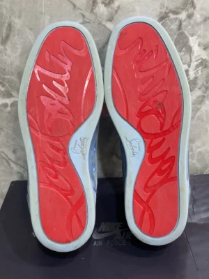 Blå Christian Louboutin sneakers - Hej. Säljer desss jätte snygga Christian Loubitins i storlek 41-42 . Smutsiga men med en bra rengöringsmedel blir de snyggare och fräschare 🤩 priset kan självklart diskuteras 😊 kom med frågor och prisförslag ☺️bara skorna och dustbag medföljer 