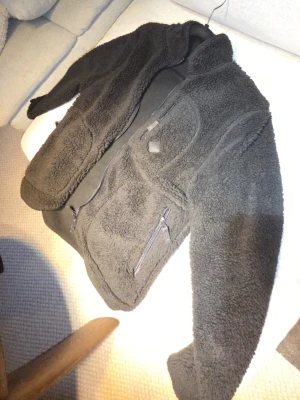 Fleece jacka från J.Lindeberg  - Nytt skick! Endast använd ett få tal gånger. Storlek M