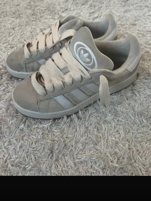 Adidas campus  - Beige adidas campus, bra skick då dem ej använts så mycket, där emot är dom lite smutsiga men man kan säkert rengöra dom. Man får även med ett par vita skosnören till dem som jag skickar med såklart!