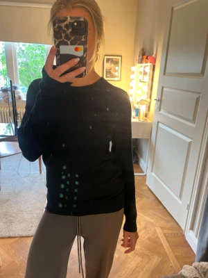 Svart basic tröja med rund hals - En enkel svart långärmad tröja med rund halsringning. Tröjan har en rak passform och är tillverkad i ett mjukt material som passar perfekt till alla typer av outfits. Stilren och lätt att matcha med andra plagg.