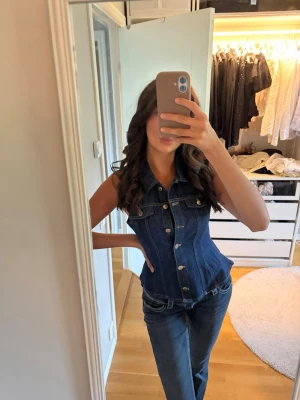 Mörkblå jeanstopp  - Så snygg jeansväst perfekt till middagar använd en gång