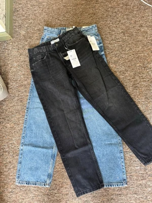 Bershka jeans - 2 par feta jeans som är helt oanvända då jag inte pallade lämna tillbaka. De är från bershkas egna hemsida och köptes för 718. Storlek 36 vilket motsvarar W30. Hör av dig om du undrar något  🙃