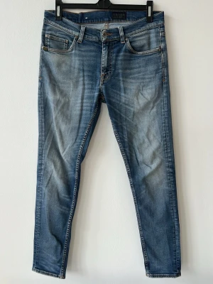 Tiger of Sweden jeans  - Tjena, säljer ett par schyssta tiger of sweden jeans i modellen Evolve, i strl W31/L32 Jeansen är i färgen blå och är i ett bra skick hör gärna av dig om du har några frågor🤗7