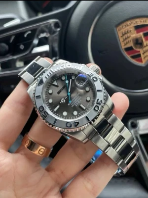 Seiko silverfärgad dykarklocka - Stilren Seiko mod dykarklocka i silver med svart urtavla och tydliga indexmarkeringar. Klockan har en robust länk i rostfritt stål, vridbar bezel och datumfönster med förstoringsglas. Perfekt för dig som gillar sportig och klassisk design. Köpte för 3000 och säljer nu för endast 1400kr. Pris går att diskutera:)