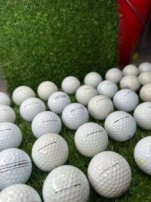 Golfbollar Titleist Pro V1 - Ett gäng vita golfbollar av modellen Titleist Pro V1. Klassisk dimple-design och tydlig märkning på varje boll. Perfekta för dig som vill fylla på golfbagen med kvalitetsbollar. Säljes i bulk, passar både träning och spel.