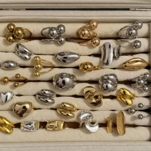 Alla som köper minst 2 ringar får en slumpmässigt ring på köpet. - Ringarna är guldpläterade och silver pläterad . De är även justerbara vilket innebär att de passar alla! Skötselråd och putsduk medföljer! Skriv för specifika bilder och pris då vissa är billigare än andra!  ( 119kr-139kr) Kontakta vid intresse av köp! 💓
