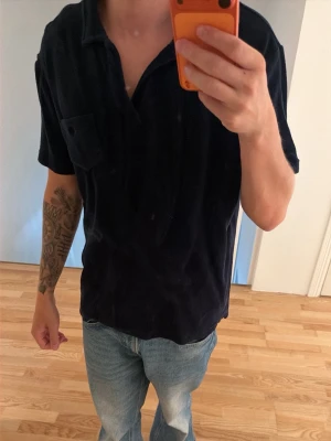 Pike - Säljer en mörkblå frotté piké även den från Oas och den är perfekt funkar till allt och nu i sommar guld värd! Den är också size Large men funkar för Medium också och den är absolut i nyskick!