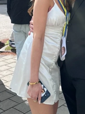 Nelly x Bianca klänning - Säljer min studentklänning, storlek 34. Är 167cm lång och har i vanliga fall xs/s. Satin material.