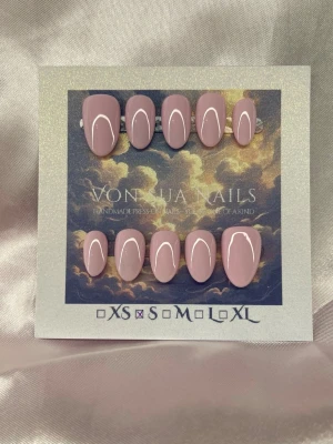 BbyPink (S);Short Almond - Snygga handgjorda press-on naglar i en mjuk rosa nyans. Naglarna har en kort mandelformad stil och en glansig finish som ger en trendig look. Perfekt för dig som vill ha ett snabbt och stilrent nagelset utan krångel.S: 15 mm, 11,5 mm, 12 mm, 11 mm, 9 mm 