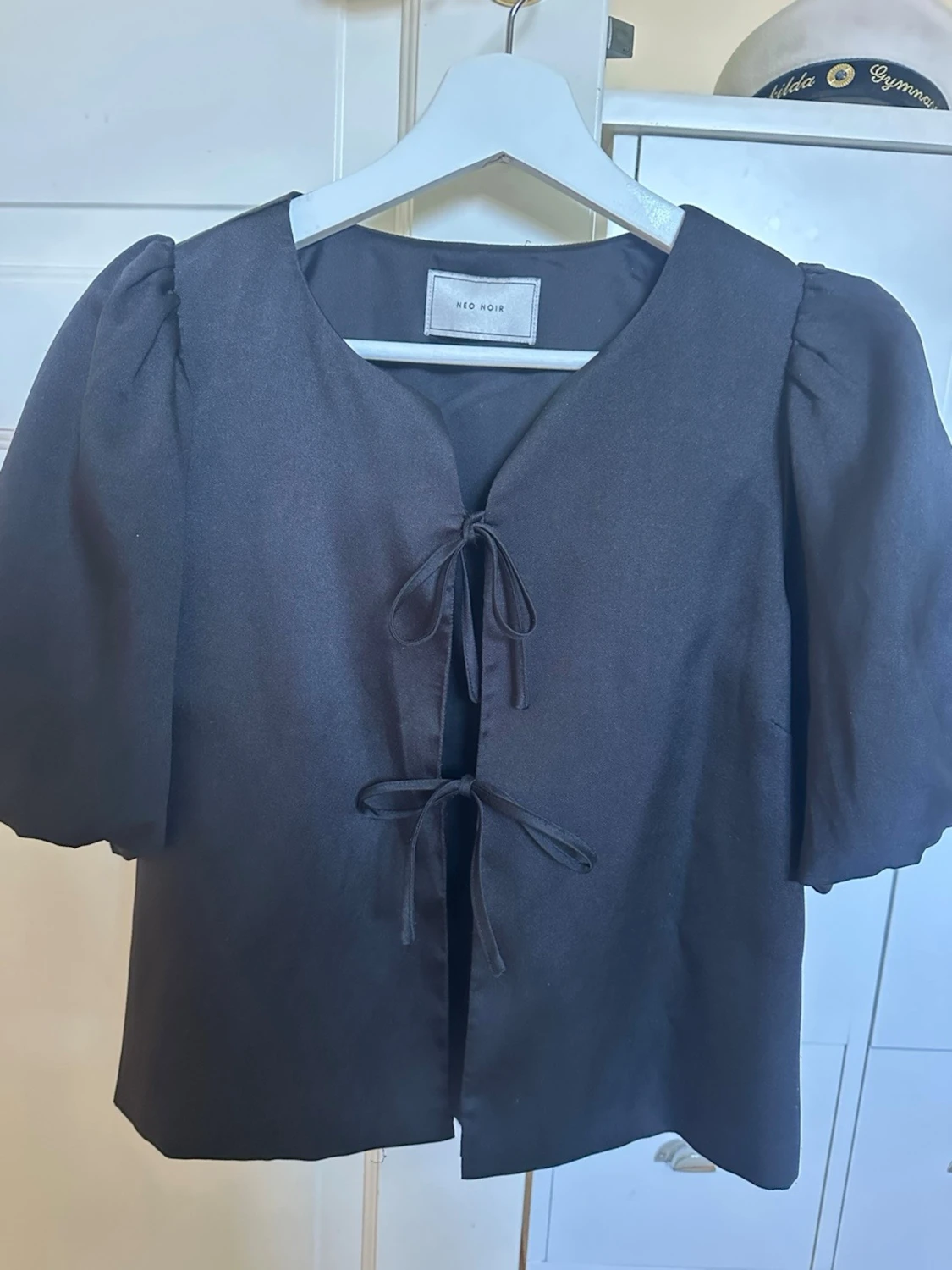 Svart blus med puffärm och knytband