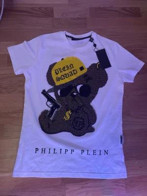 Phillipp plein t shirt limited edition  - Detta är en Phillip Plein t shirt som är limited edition köpt för 3000 för någa år sen, säljer för 1200kr. Pris kan diskuteras vid direktköp. Helt ny och oanvänd med lappen på. 