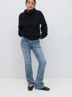 Ljusblå bootcut jeans med fickor - Säljer ett par ljusblå flare jeans med fickor fram och bak. Användt de 1-2 gånger, men säljer de billigt🩷