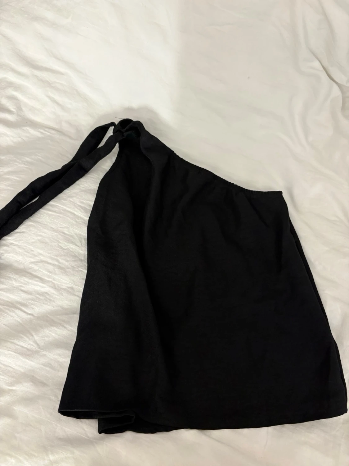 Svart oneshoulder topp med knyt