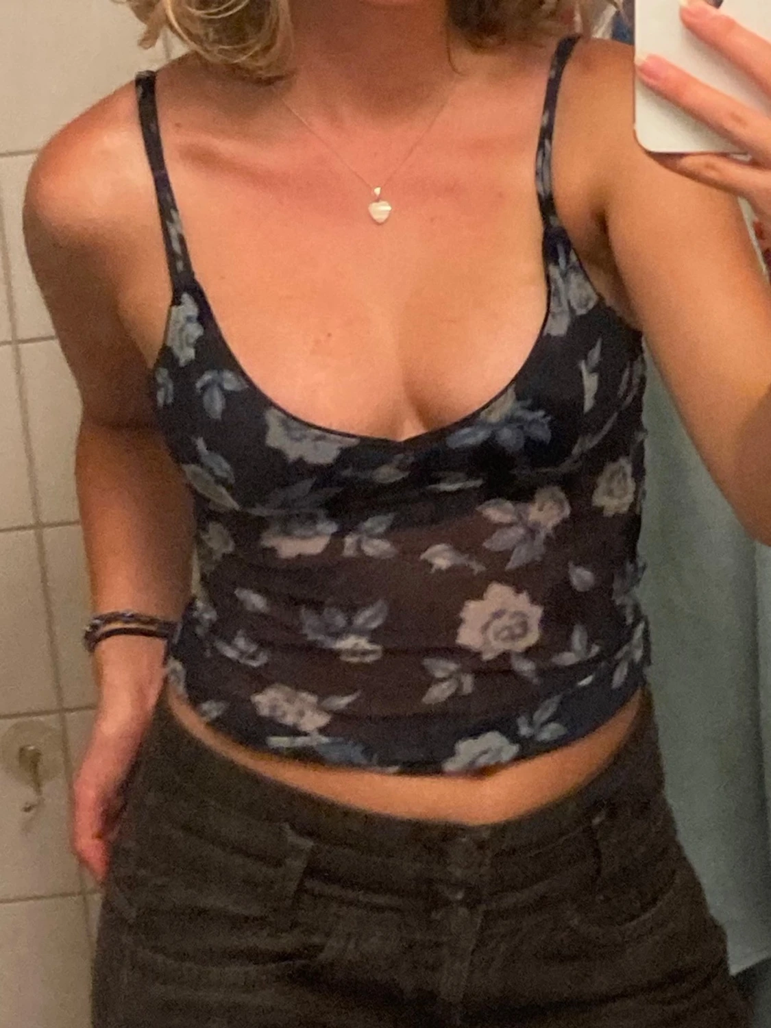 Mörkblått blommigt mesh linne - 3