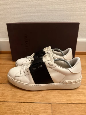 Valentino open sneakers  - Säljer nu dessa fina valentino skor | Storlek 40 | Skorna är i fint skick | Box ingår | Hör gärna av er vid frågor eller funderingar 
