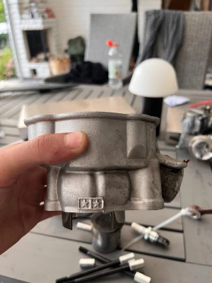 77BR+S6 HPC+6204 Lager - 77BR i fint skick gått ca 20-25 mil max. Alla packningar finns (topplock och cylinderfot) Kolv, kolvring och kolvbult fås med. Nålllager följer med, packboxar och tändstift. Kom gärna med frågor.