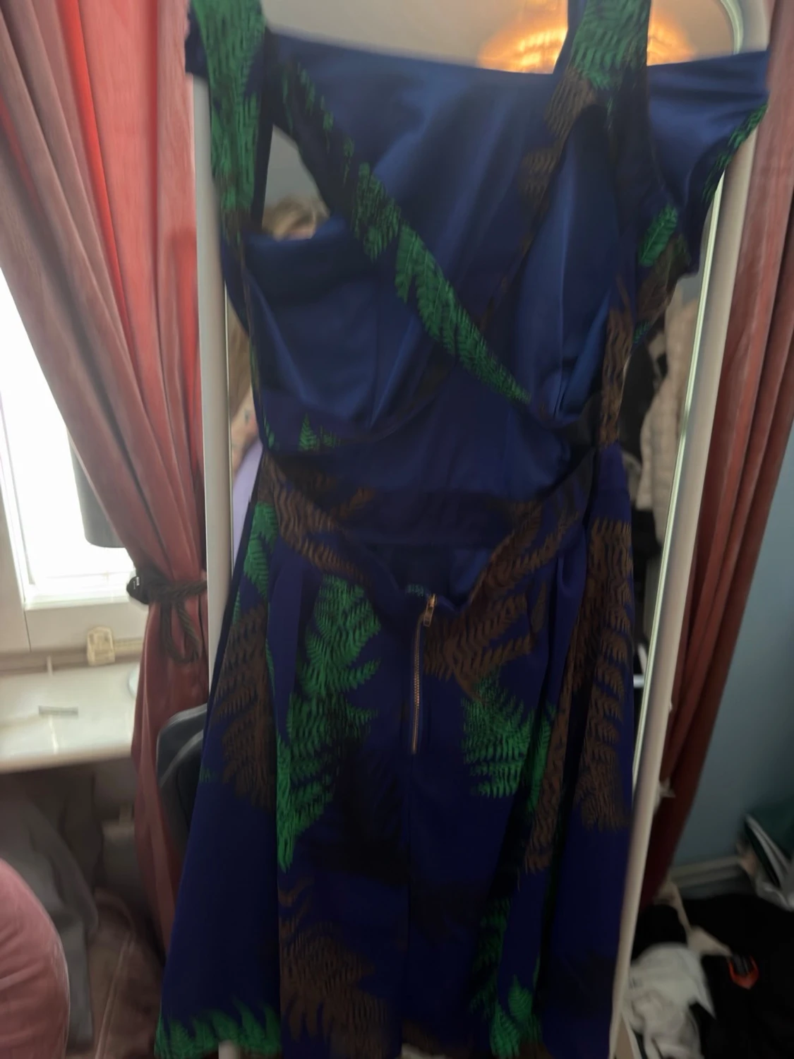 Blå klänning med ormbunksmönster - 1