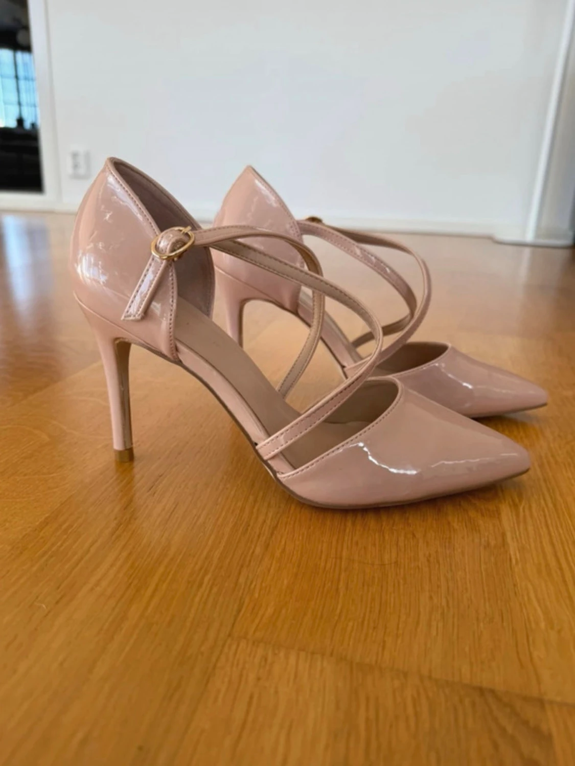 Nude lackpumps med remmar