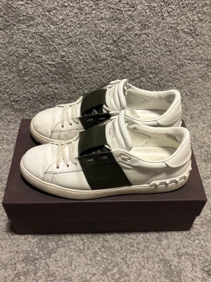 Valentino open sneakers  - |Tja! Ett par otroligt snygga och eftertraktade valentino skor i en skön mörkgrön färg❗️| Skick 8,5/10 bra skick, bara lite smutsiga, annars klass skick☑️| Storlek: 43,5, skulle säga true to size📏| Nypris: ca 5000kr💵| Färg: mörkgrön, som på bilden💚| Fraktar spårbart via postnord eller instabox📦| Hör av er för mer information!|