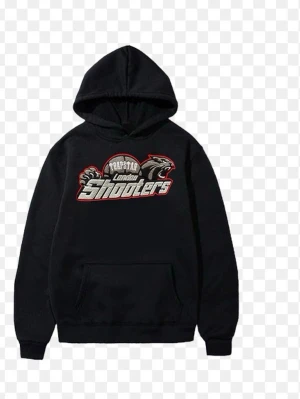 Trapstar London Shooters hoodie svart - Svart hoodie från Trapstar med stor broderad logga 'London Shooters' på bröstet i vitt, rött och grått. Hoodien har huva med dragsko och en stor magficka framtill. Materialet ser ut att vara mjuk bomullsblandning, perfekt för en streetwear-look.
