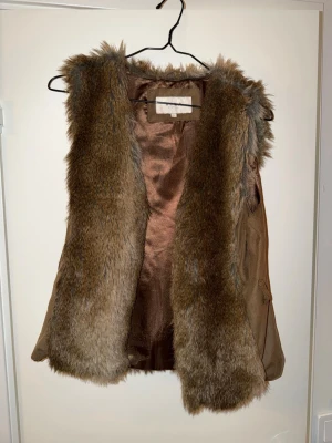 Vila Clothes - väst  - Vila Clothes - kavaj strl 48 Använd, cond 7/10 Nypris 700:-  Mitt pris 150:- Saknar bältet 