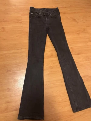 Svarta bootcut jeans - Snygga mörkgrå/svarta bootcut jeans med klassisk femficksmodell och utsvängda ben. Jeansen har normal midja och dragkedja med knapp framtill. Perfekta vardags jeans,dessa är från lsger157 och orginalpris är 400kr och dem är fortfarande i otroligt bra skick med noll slitnad☺️