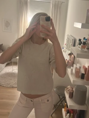 Kortärmad stickad tröja - Creamvit/ljus beige. Perfekt till våren!