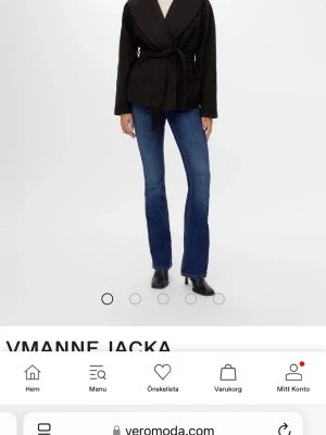 Svart omlottjacka från Vero Moda - Stilren svart omlottjacka från Vero Moda med knytband i midjan och bred krage. Jackan har lång ärm och en klassisk, enkel design som passar till mycket. Tillverkad i ett mjukt material som ger en snygg siluett. Använt den 4 gånger, pris ej hugget i sten!
