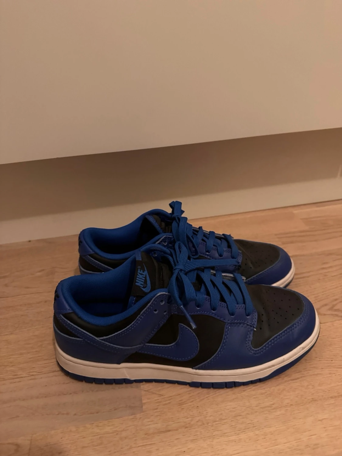 Nike Dunk Low blå och svarta sneakers