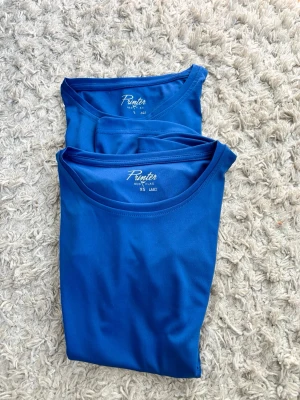 Blå t-shirt från Printer, 2-pack - Två blå t-shirts från Printer med klassisk rund hals. T-shirtsen. En för 50. Tillverkade i mjukt material som känns skönt mot huden. Passar till det mesta och är lätta att matcha. 