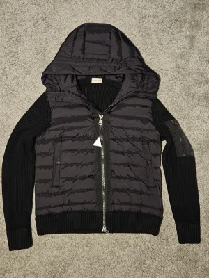 Moncler Cardigan - Snygg svart Moncler cardigan || Storlek S || skick 10/10 || Fraktar inom 24 timmar 
