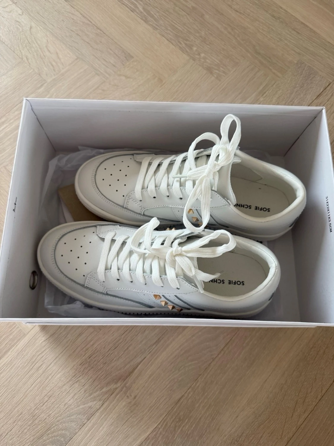 Vita sneakers från Sofie Schnoor - 1