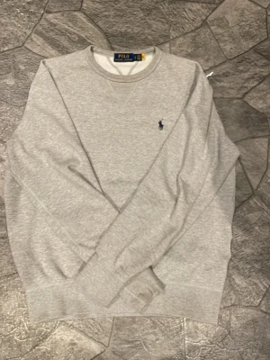  Polo Ralph Lauren | Tröja | S - Grå tröja från Polo Ralph Lauren i storlek S. Hör av dig vid minsta fundering. Pris går att diskutera.