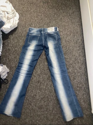 Cheap Monday jeans - Jeans från weekday. W30 L34, de är uppsydda ungefär 7.5 cm.