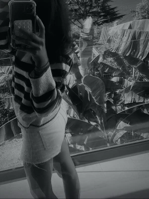 Vita jeansshorts med rå kant - Säljer ett par vita jeansshorts med rå kant och klassisk femficksdesign. Shortsen har låg midja och en avslappnad passform, perfekta för varma dagar. Styla dem med en enkel topp eller hoodie för en chill look.