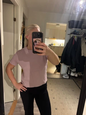 Finatickad t-shirt från Zara - En stilren ljuslila t-shirt från Zara med klassisk rund halsringning och korta ärmar. Storlek L upplevs som S/M