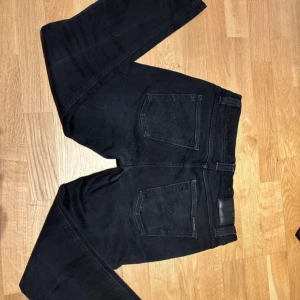 Svarta jeans från nudie - Säljer ett par svarta nudie jeans, i modellen Lean Dean. Då jag har växt ur de. Skicket är i princip nytt. Priset kan diskuteras lite. Bara att höra av er vid frågor och funderingar!
