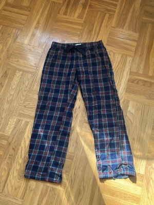 Rutiga pyjamasbyxor med rosett - Säljer ett par mysiga pyjamasbyxor i blått, rött och vitt rutigt mönster från Gina tricot💕💕Byxorna har en bekväm resårmidja med dekorativ rosett framtill💕💕I mycket gott skick💕💕Säljer dem för 50 kr💕💕Hör av er vid intresse💕💕